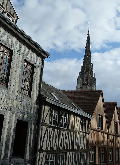 Une Chambre Dans L'Atelier De R-1