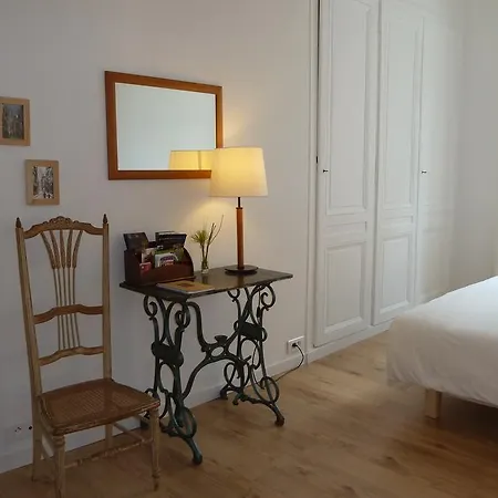 Une Chambre Dans L'Atelier De R-2